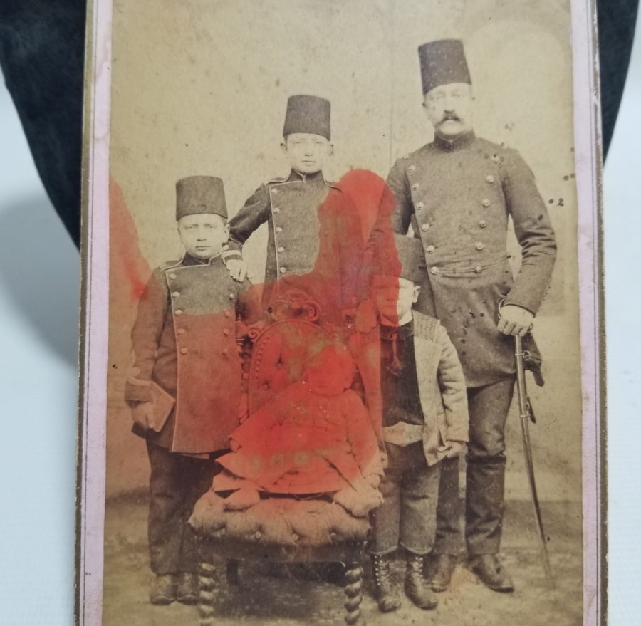 ARKASI OSMANLICA YAZILI OSMANLI DÖNEMİ SUBAY VE AİLESİ GÖRSELLİ KABİN FOTOĞRAF