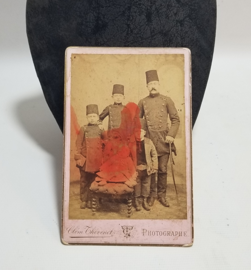 ARKASI OSMANLICA YAZILI OSMANLI DÖNEMİ SUBAY VE AİLESİ GÖRSELLİ KABİN FOTOĞRAF