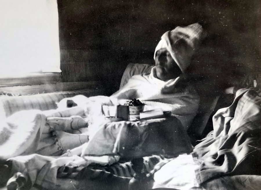 1. DÜNYA SAVAŞI DÖNEMİ REVİRDE DİNLENEN YARALI ASKERİMİZ GÖRSELLİ NADİR FOTOĞRAF