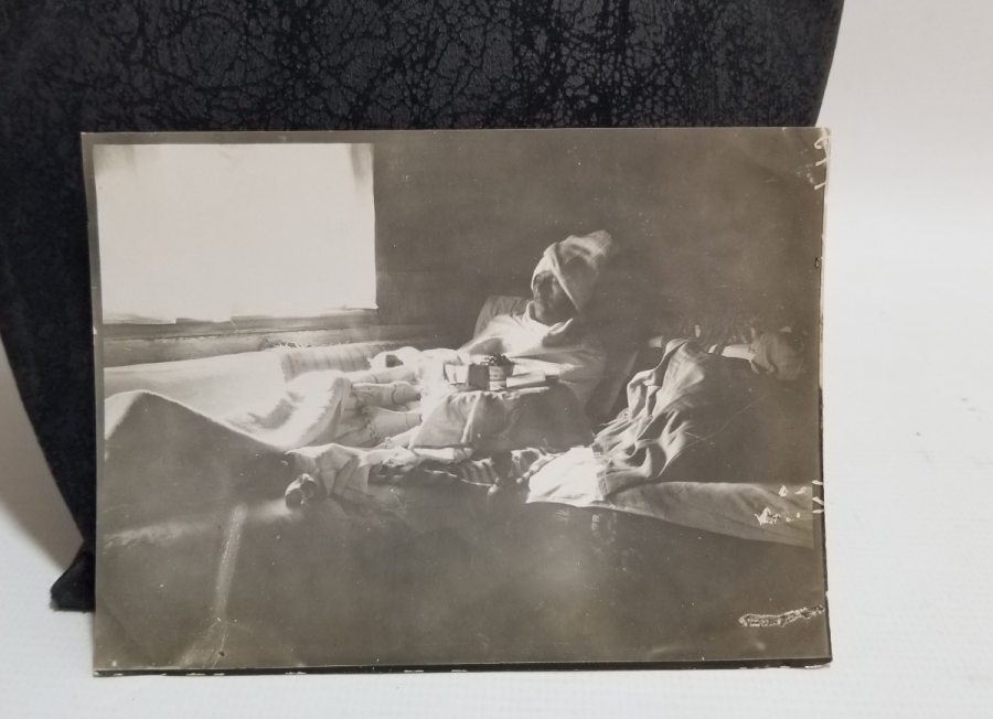 1. DÜNYA SAVAŞI DÖNEMİ REVİRDE DİNLENEN YARALI ASKERİMİZ GÖRSELLİ NADİR FOTOĞRAF