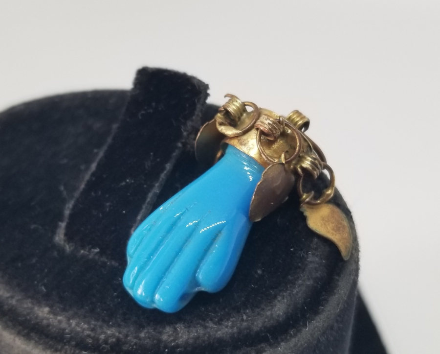 FATMA ANAMIZIN ELİ FORMUNDA YAPILMIŞ GÜMÜŞ TAÇLI OPALİN KOLYE UCU