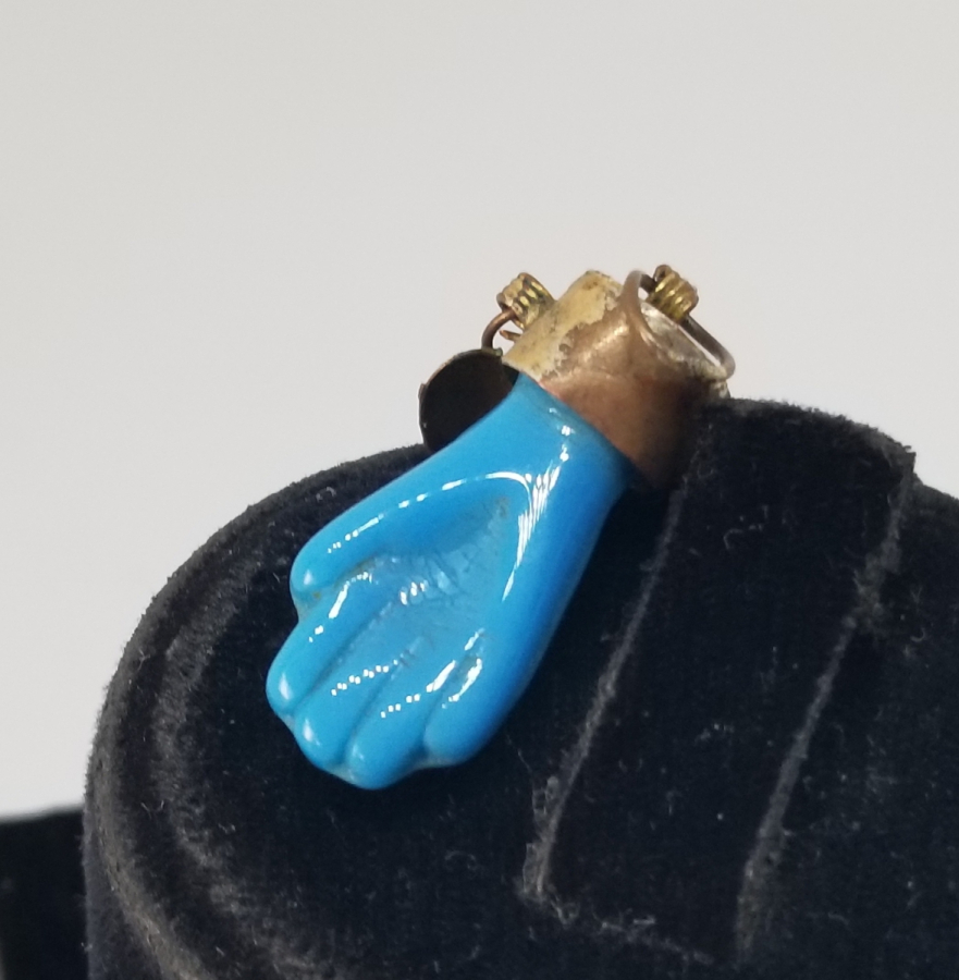 FATMA ANAMIZIN ELİ FORMUNDA YAPILMIŞ GÜMÜŞ TAÇLI OPALİN KOLYE UCU