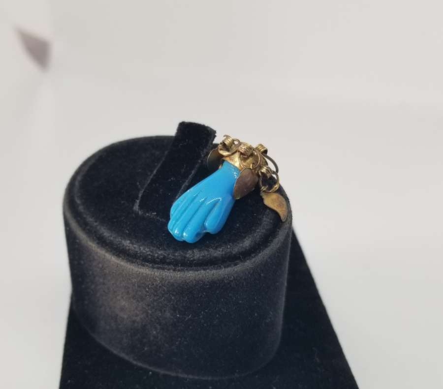 FATMA ANAMIZIN ELİ FORMUNDA YAPILMIŞ GÜMÜŞ TAÇLI OPALİN KOLYE UCU