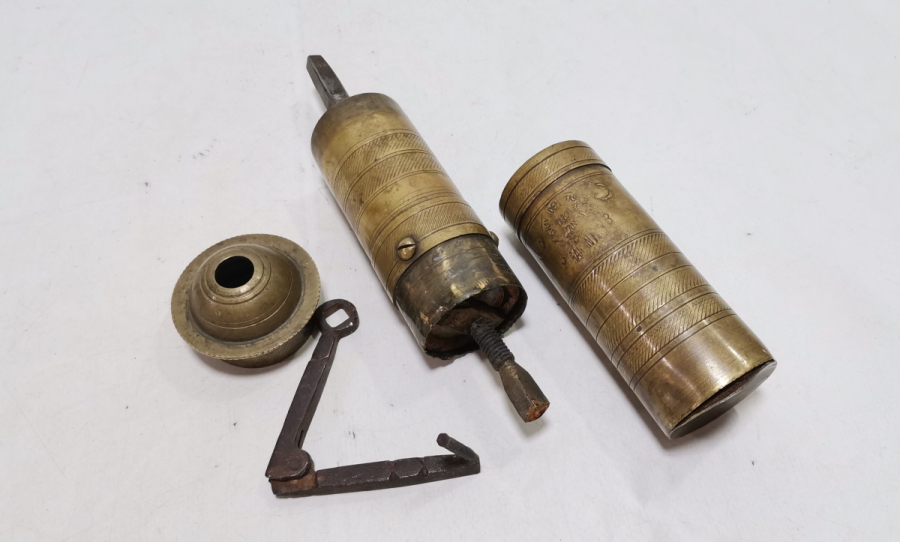 ÜZERİ AY YILDIZLI ANTİKA KAHVE DEĞİRMENİ