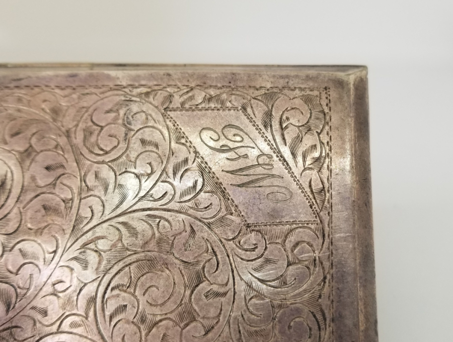 ÜZERİ KALEM İŞÇİLİKLİ ANTİKA GÜMÜŞ SİGARA TABAKASI