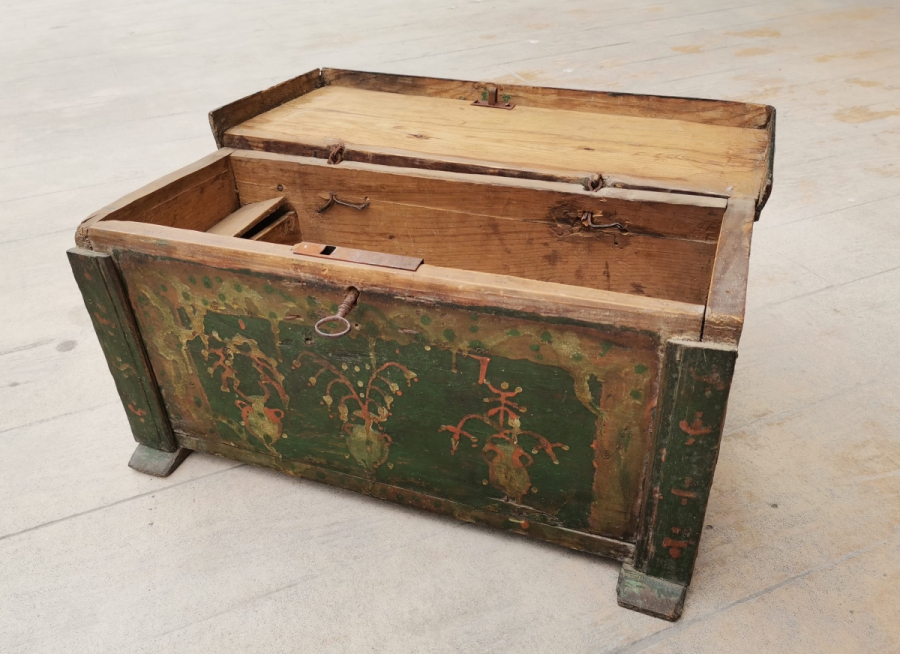 ORİJİNAL ANAHTARIYLA OSMANLI DÖNEMİ FİL AYAKLI AHŞAP YAZMA SANDIĞI