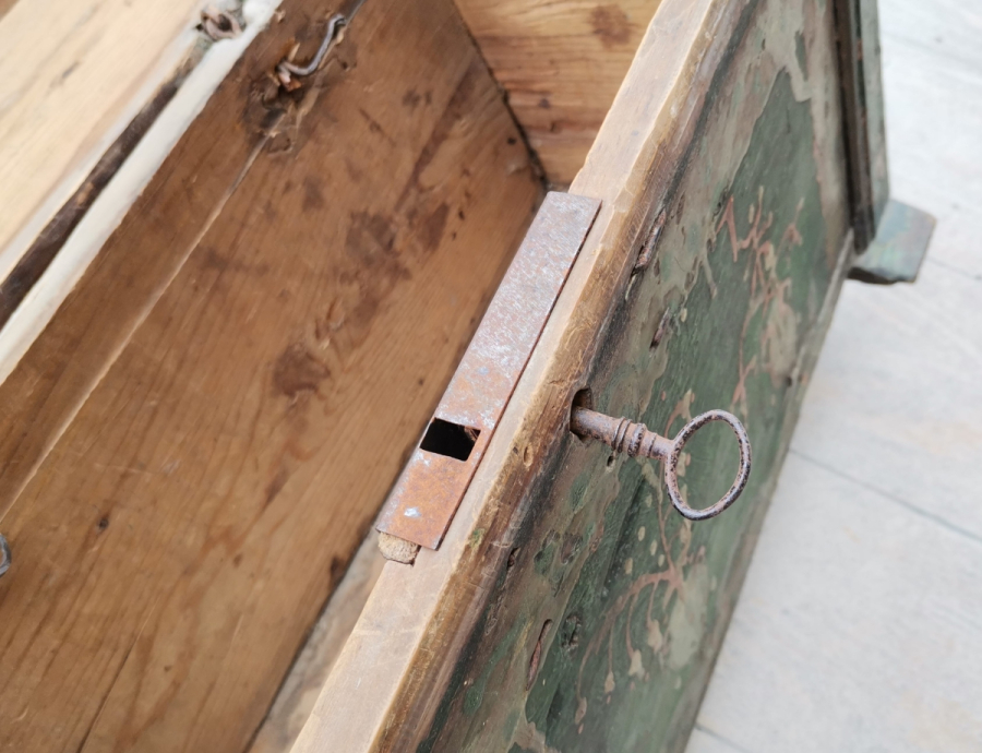 ORİJİNAL ANAHTARIYLA OSMANLI DÖNEMİ FİL AYAKLI AHŞAP YAZMA SANDIĞI