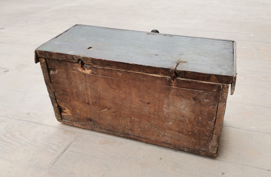 ORİJİNAL ANAHTARIYLA OSMANLI DÖNEMİ FİL AYAKLI AHŞAP YAZMA SANDIĞI