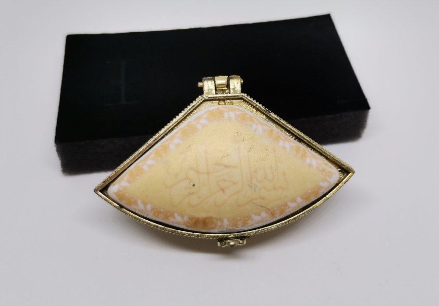 ÜZERİNDE BESMELE-İ ŞERİF YAZILI ANTİKA PORSELEN MÜCEVHER KUTUSU