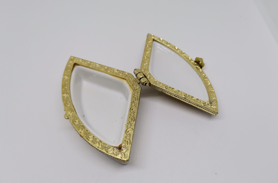 ÜZERİNDE BESMELE-İ ŞERİF YAZILI ANTİKA PORSELEN MÜCEVHER KUTUSU