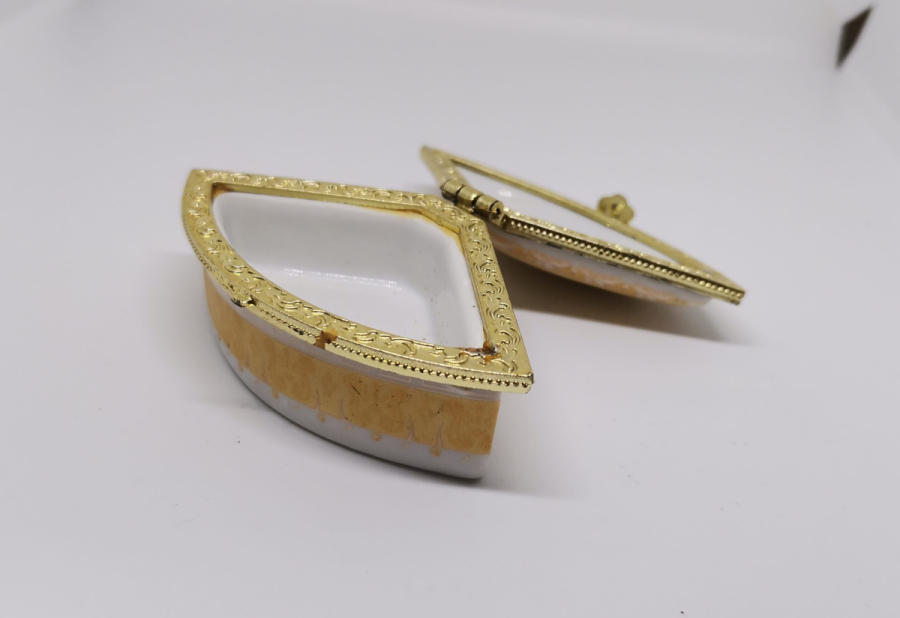 ÜZERİNDE BESMELE-İ ŞERİF YAZILI ANTİKA PORSELEN MÜCEVHER KUTUSU