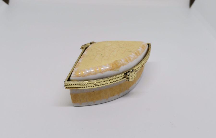 ÜZERİNDE BESMELE-İ ŞERİF YAZILI ANTİKA PORSELEN MÜCEVHER KUTUSU