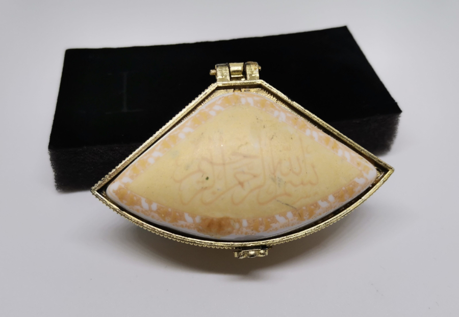 ÜZERİNDE BESMELE-İ ŞERİF YAZILI ANTİKA PORSELEN MÜCEVHER KUTUSU