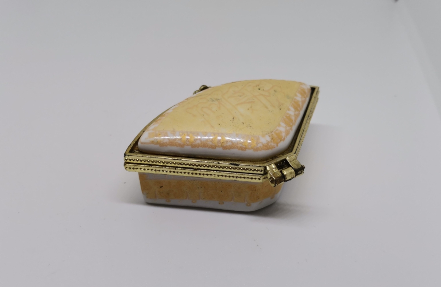 ÜZERİNDE BESMELE-İ ŞERİF YAZILI ANTİKA PORSELEN MÜCEVHER KUTUSU