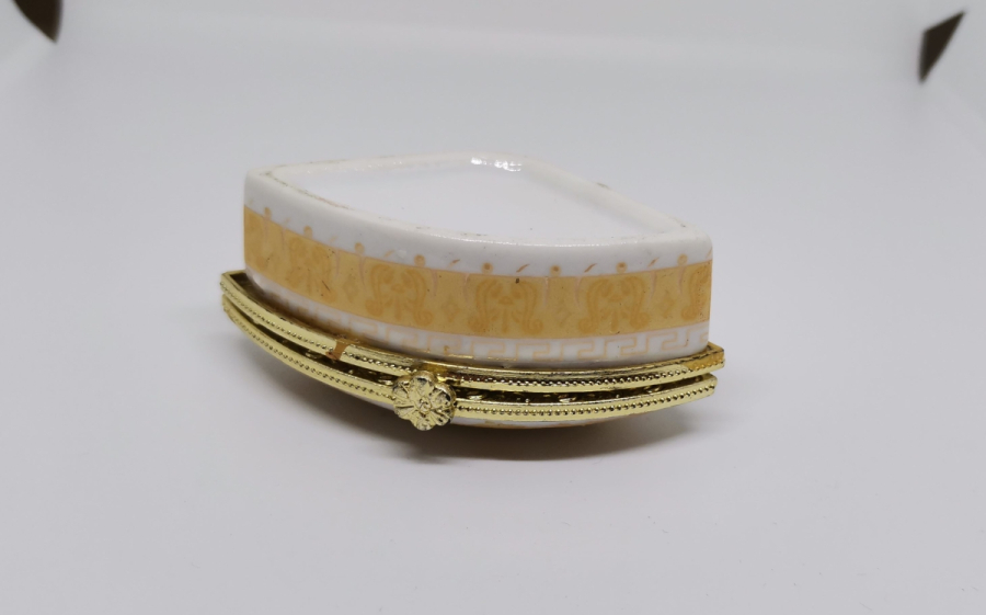 ÜZERİNDE BESMELE-İ ŞERİF YAZILI ANTİKA PORSELEN MÜCEVHER KUTUSU