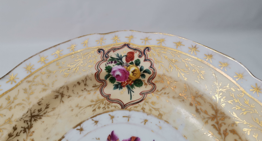 OSMANLI DÖNEMİ EL BOYAMA İŞÇİLİKLİ VE ALTIN VARAKLI PORSELEN TABAK