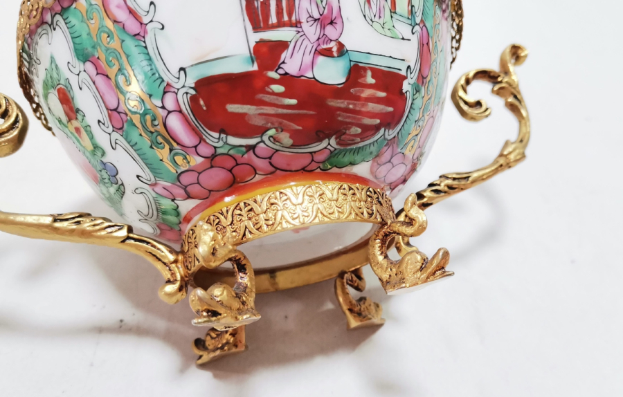 ALTI DAMGALI VE PİRİNÇ APLİKLİ NADİR ANTİKA ÇİN PORSELEN İKRAMLIK