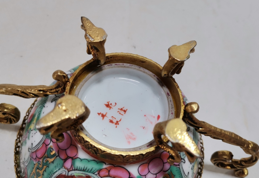 ALTI DAMGALI VE PİRİNÇ APLİKLİ NADİR ANTİKA ÇİN PORSELEN İKRAMLIK