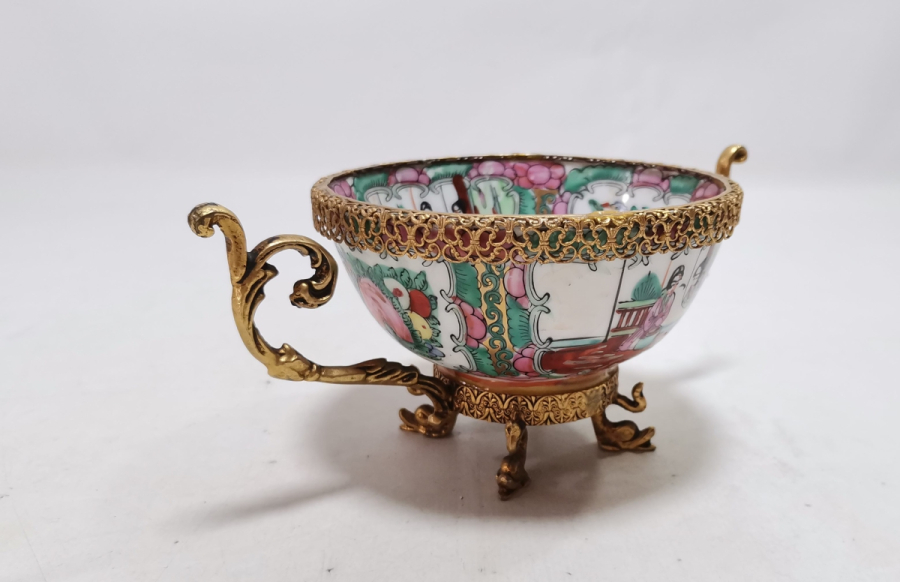 ALTI DAMGALI VE PİRİNÇ APLİKLİ NADİR ANTİKA ÇİN PORSELEN İKRAMLIK