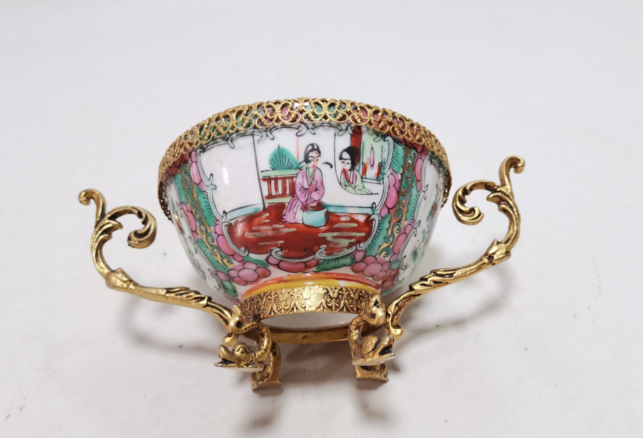 ALTI DAMGALI VE PİRİNÇ APLİKLİ NADİR ANTİKA ÇİN PORSELEN İKRAMLIK