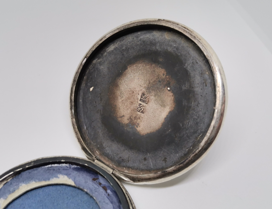 ÜZERİ EL BOYAMA İŞÇİLİKLİ ANTİKA GÜMÜŞ PUDRALIK