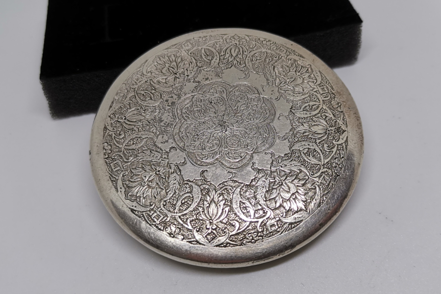 ÜZERİ EL BOYAMA İŞÇİLİKLİ ANTİKA GÜMÜŞ PUDRALIK