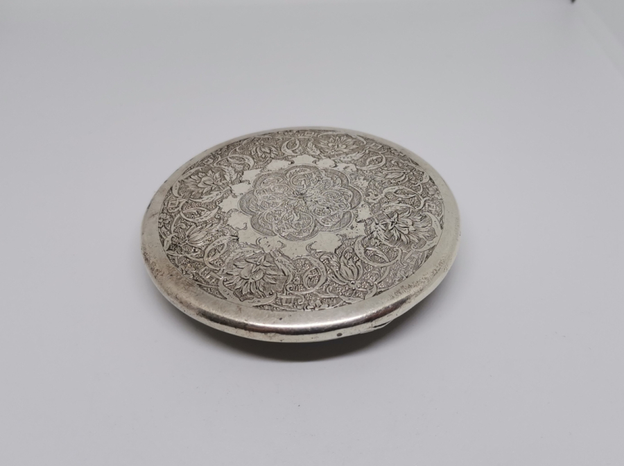 ÜZERİ EL BOYAMA İŞÇİLİKLİ ANTİKA GÜMÜŞ PUDRALIK