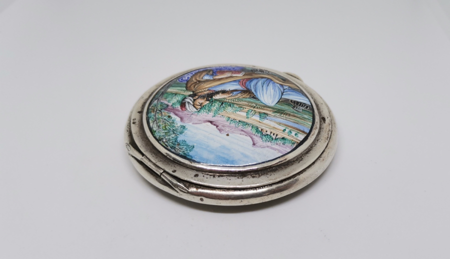 ÜZERİ EL BOYAMA İŞÇİLİKLİ ANTİKA GÜMÜŞ PUDRALIK