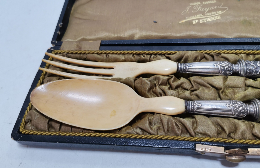 ORİJİNAL KUTUSUNDA ANTİKA GÜMÜŞ VE FİLDİŞİ SERVİS KAŞIK ÇATALI
