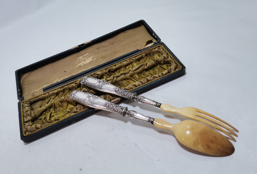 ORİJİNAL KUTUSUNDA ANTİKA GÜMÜŞ VE FİLDİŞİ SERVİS KAŞIK ÇATALI