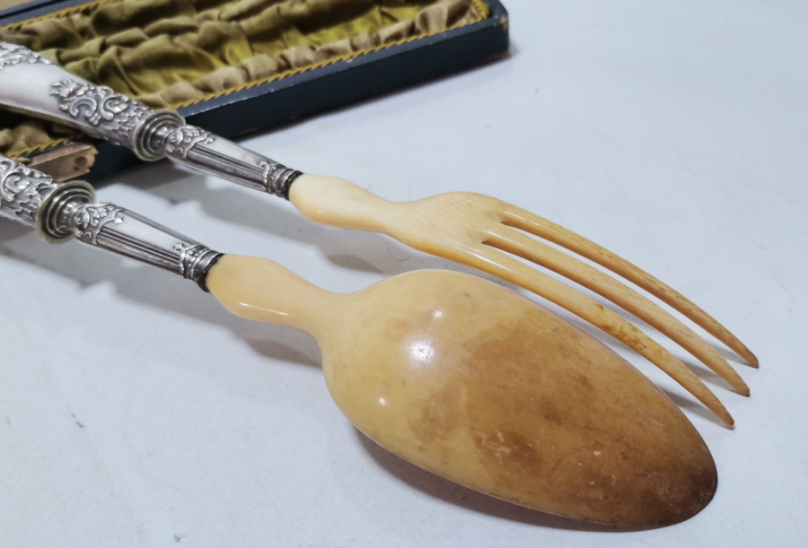 ORİJİNAL KUTUSUNDA ANTİKA GÜMÜŞ VE FİLDİŞİ SERVİS KAŞIK ÇATALI