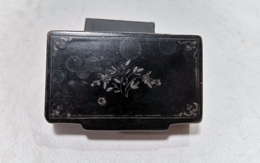 GÜMÜŞ ÇAKMA İŞÇİLİKLİ OSMANLI DÖNEMİ PAPİER MACHE ENFİYE KUTUSU