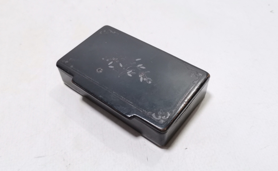 GÜMÜŞ ÇAKMA İŞÇİLİKLİ OSMANLI DÖNEMİ PAPİER MACHE ENFİYE KUTUSU