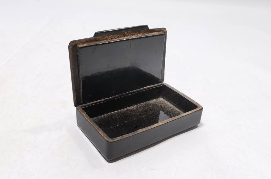 GÜMÜŞ ÇAKMA İŞÇİLİKLİ OSMANLI DÖNEMİ PAPİER MACHE ENFİYE KUTUSU