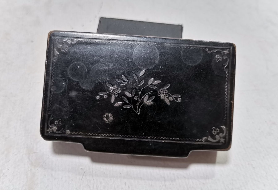 GÜMÜŞ ÇAKMA İŞÇİLİKLİ OSMANLI DÖNEMİ PAPİER MACHE ENFİYE KUTUSU