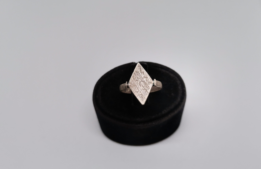 ÖZEL YAPIM TILSIMLI GÜMÜŞ YÜZÜK