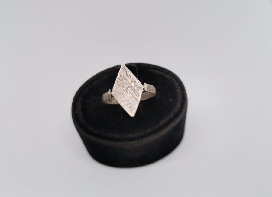 ÖZEL YAPIM TILSIMLI GÜMÜŞ YÜZÜK