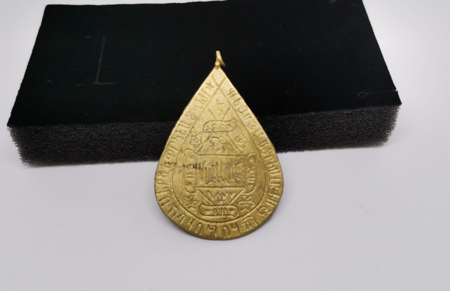 ÜZERİ ERMENİCE YAZILI ARMUDİ KOLYE