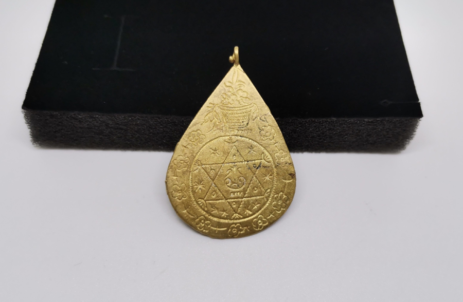 ÜZERİ ERMENİCE YAZILI ARMUDİ KOLYE