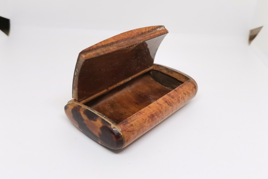 BAĞA, AHŞAP VE SEDEF İŞÇİLİKLİ OSMANLI DÖNEMİ TÜTÜN TABAKASI