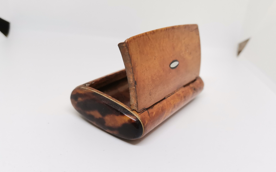 BAĞA, AHŞAP VE SEDEF İŞÇİLİKLİ OSMANLI DÖNEMİ TÜTÜN TABAKASI