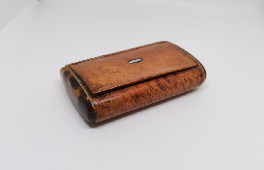 BAĞA, AHŞAP VE SEDEF İŞÇİLİKLİ OSMANLI DÖNEMİ TÜTÜN TABAKASI