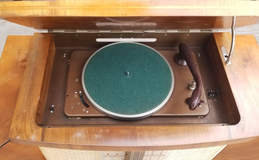 PLAKÇALARLI ÇOK NADİR ÇALIŞIR DURUMDA DEV BOY ANTİKA AHŞAP KASA SOVYET RUSYA YAPIMI RADYO