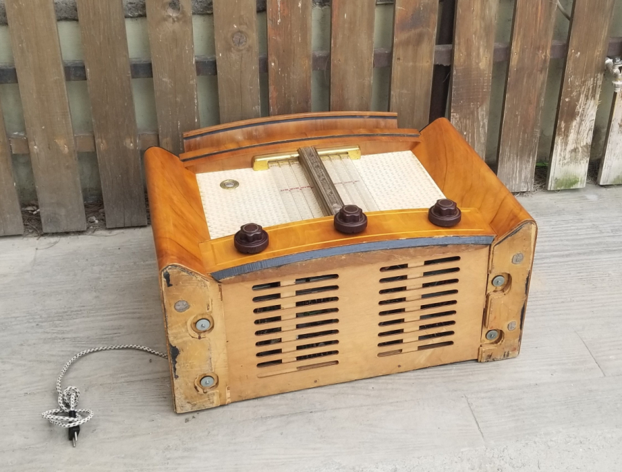 PLAKÇALARLI ÇOK NADİR ÇALIŞIR DURUMDA DEV BOY ANTİKA AHŞAP KASA SOVYET RUSYA YAPIMI RADYO