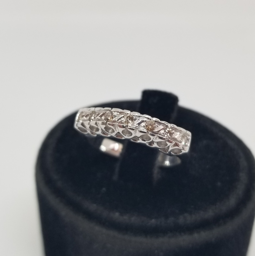 YEDİ TAŞ BULUNAN PIRLANTA YÜZÜK