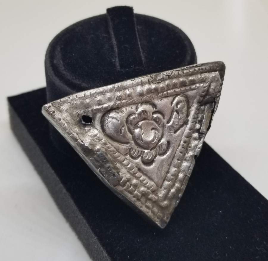 OSMANLI DÖNEMİ KABARTMA İŞÇİLİKLİ TILSIMLI GÜMÜŞ EFE PAZUBENDİ PARÇASI