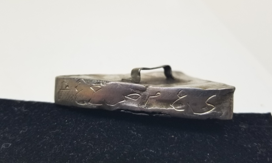 OSMANLI DÖNEMİ KABARTMA İŞÇİLİKLİ TILSIMLI GÜMÜŞ EFE PAZUBENDİ PARÇASI