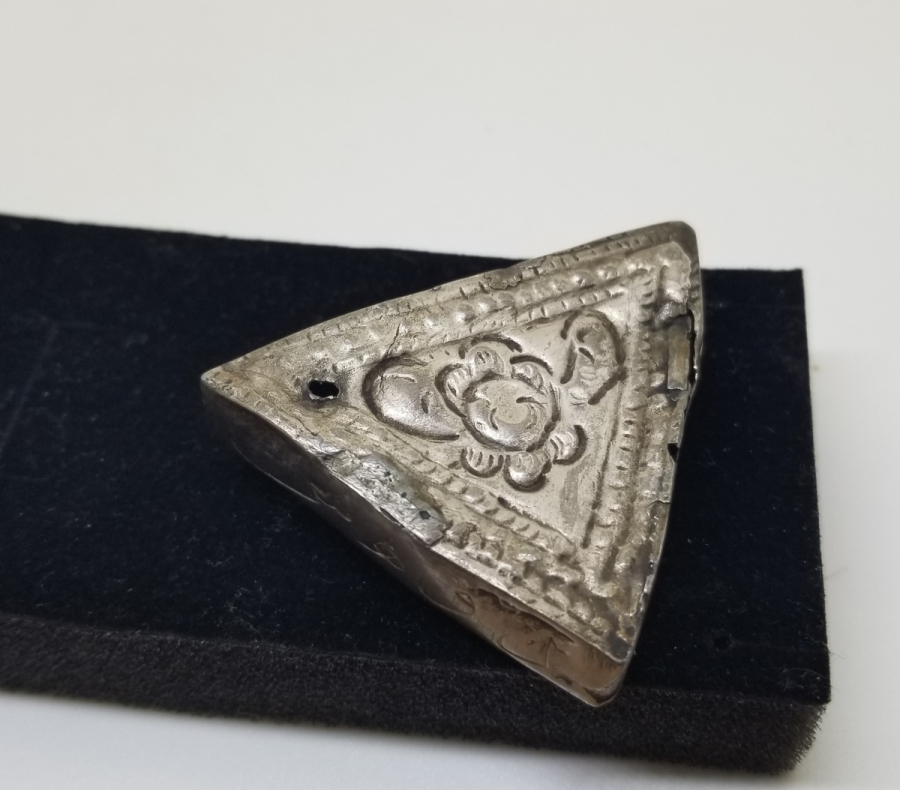 OSMANLI DÖNEMİ KABARTMA İŞÇİLİKLİ TILSIMLI GÜMÜŞ EFE PAZUBENDİ PARÇASI