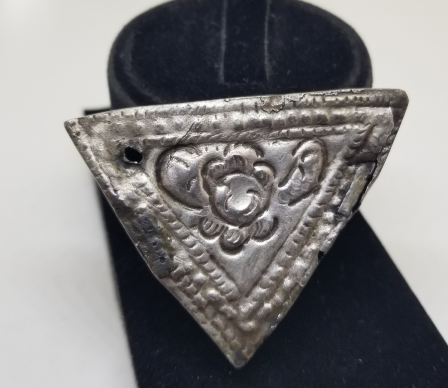 OSMANLI DÖNEMİ KABARTMA İŞÇİLİKLİ TILSIMLI GÜMÜŞ EFE PAZUBENDİ PARÇASI