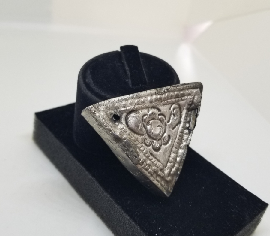 OSMANLI DÖNEMİ KABARTMA İŞÇİLİKLİ TILSIMLI GÜMÜŞ EFE PAZUBENDİ PARÇASI